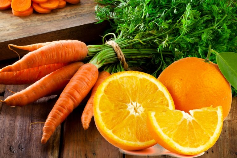 Suco detox de cenoura e laranja