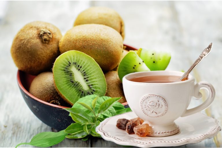 Suco detox de kiwi e chá verde