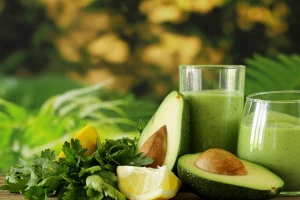 Suco detox de abacate e chá verde