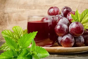 Suco detox de uva roxa e hortelã